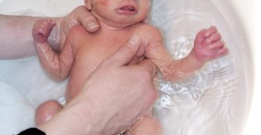 How to Bathe a Baby: Essential Knowledge for Parents