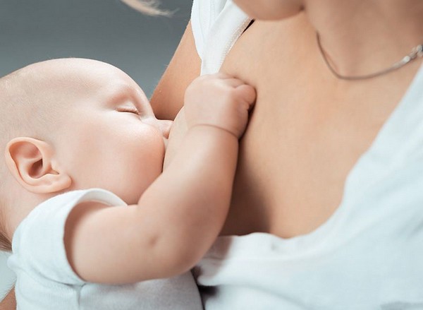 4 Tips for Comfortable Breastfeeding When Your Baby is Teething