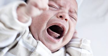 Reasons why babies are fussy at night and 8 ways to deal with it