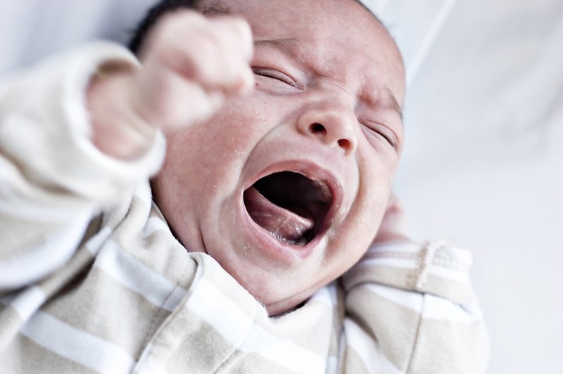 Reasons why babies are fussy at night and 8 ways to deal with it